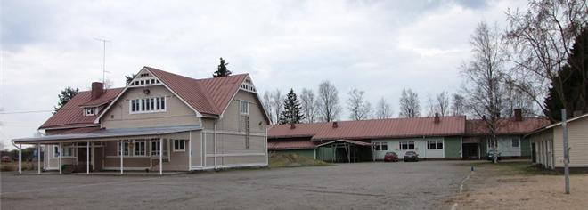 Roikolan koulun julkisivu ja piha-alue edestä.