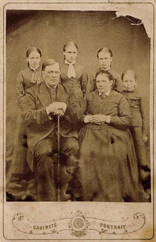 kuvassa Johan Petter Sahlgren kolmannen vaimonsa Marian o.s. Pajalan, tyttäret vas. Aina, Johanna, Elisabeth ja Helmi