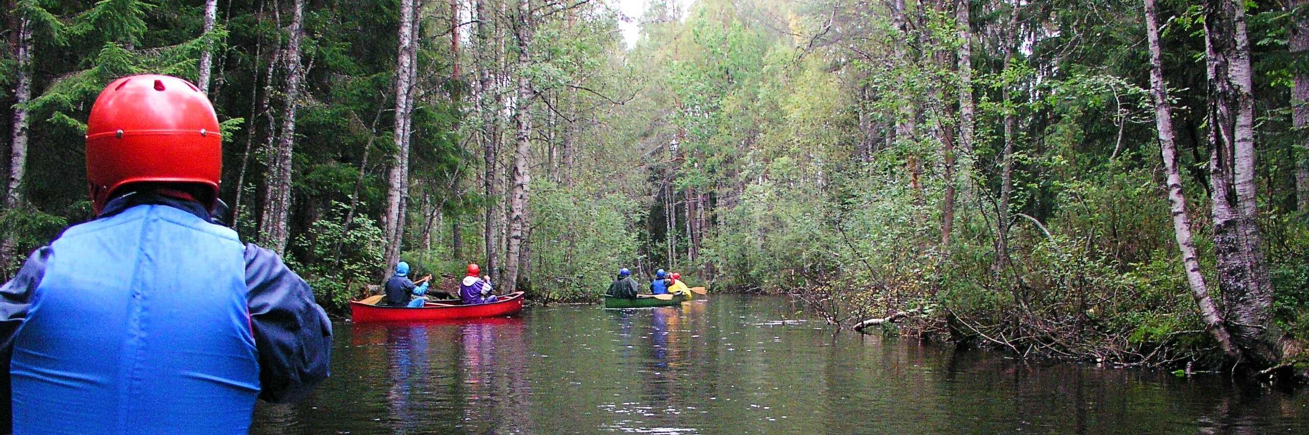 Kesäinen kanootti retki paikallisessa joessa.
