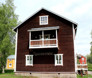 Työväentalon pääty Mäkiraonmäellä, punamultainen vanha talo.