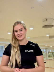 Työntekijä hymyilee kuvassa