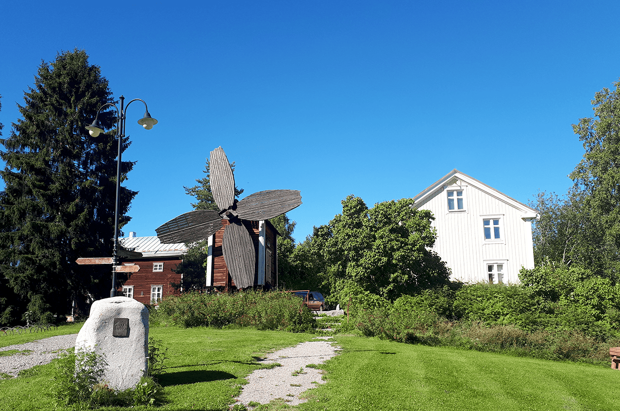 Mäkiraonmäen museo ja kulttuurikeskus pilvettömänä kesäisenä päivänä