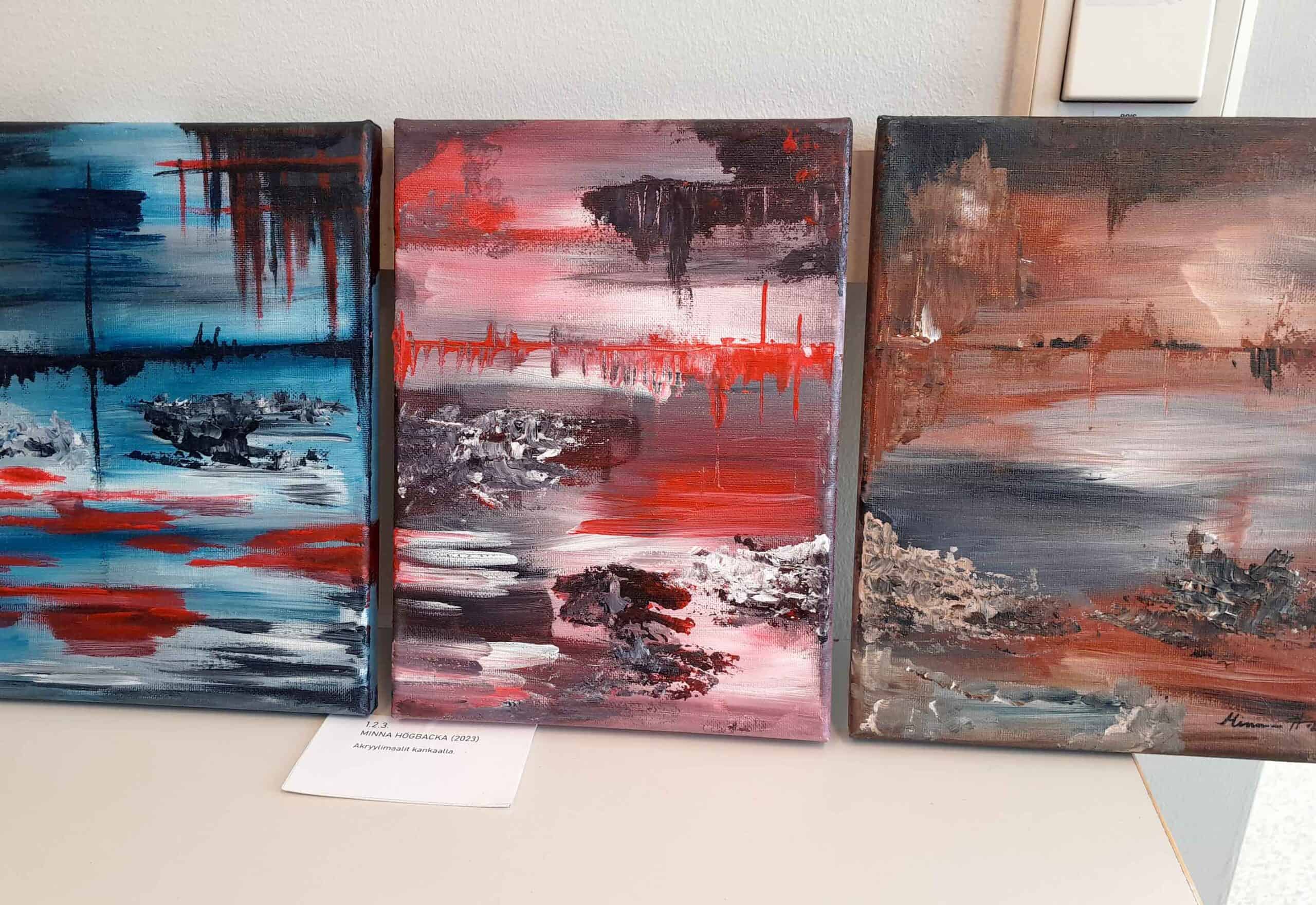 Kolmen värikkään maalauksen sarja näyttelyssä.