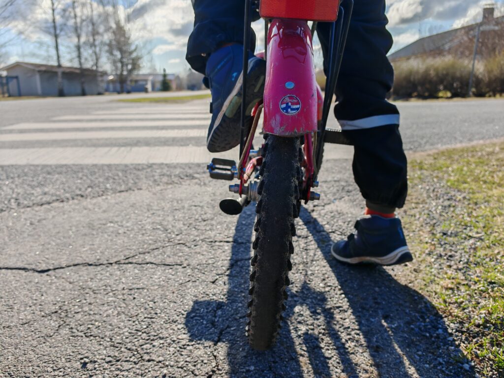 Pyöräilijä pysähtynyt suojatien eteen