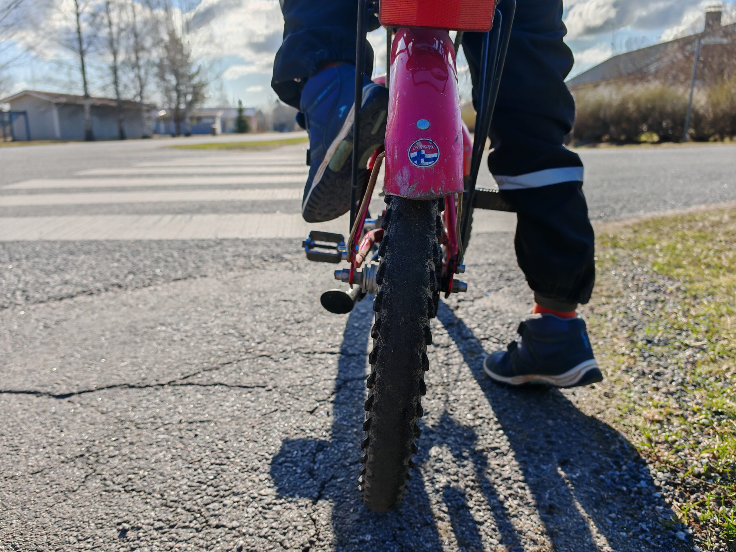 Pyöräilijä pysähtynyt suojatien eteen